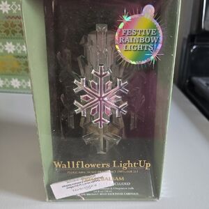Slatkin & Co Fresh Wallflowers Light Up- Snowflake- Scent Is Fresh Balsam